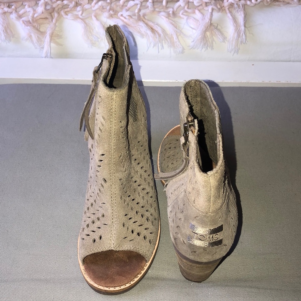 Really cute Toms summer shoes!